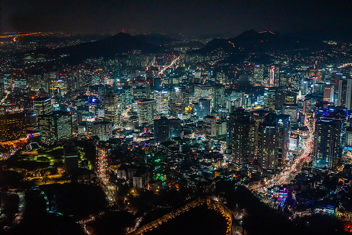 在N首尔塔上眺望首尔夜景