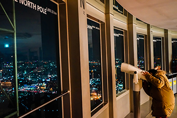 在N首尔塔上眺望首尔夜景