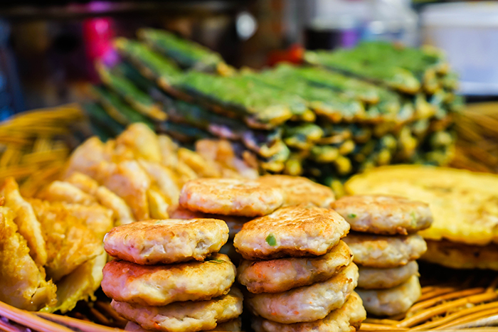 通仁市场美食街（上图）