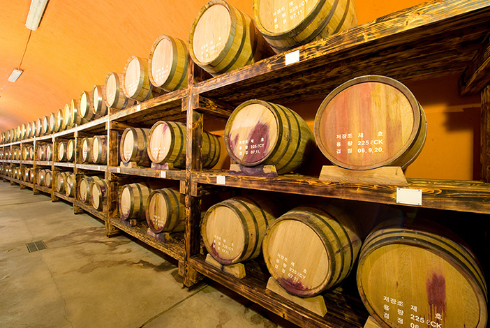 Wine storage tunnel (top), personalized wine experience (left) & Sanmeoru Wine (left, credit: Sanmeoru Farm)