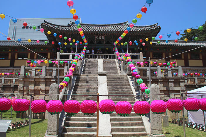 仏国寺の紫霞門（上）/仏国寺の国宝「多宝塔」(左下) /樹々に囲まれた海印寺入口（右下）