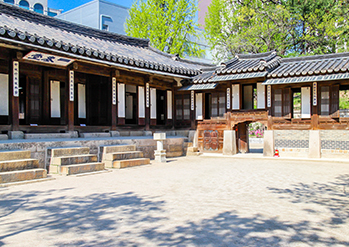 照片) 云岘宫和韩服体验区(右侧，提供: KOREA.net海外文化宣传院)
