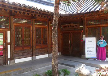 照片)展示美丽韩屋建筑的仁寺洞宣传馆和韩服体验