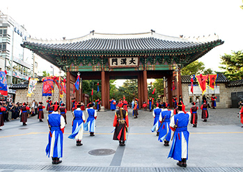 德寿宫守门将换岗仪式(左), 服饰体验 (右，提供: 首尔市)