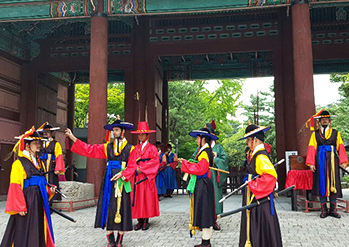 Cérémonie de la relève de la garde du palais Deoksugung (à gauche), Programme de la relève de la garde (à droite, aut : ville de Séoul)