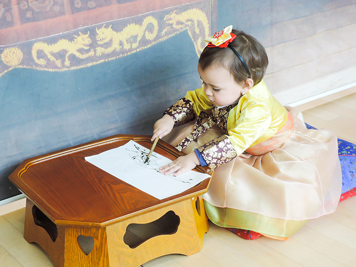 写真：ソウルグローバル文化体験センターで韓服体験中の子ども（提供：ソウルグローバル文化体験センター）