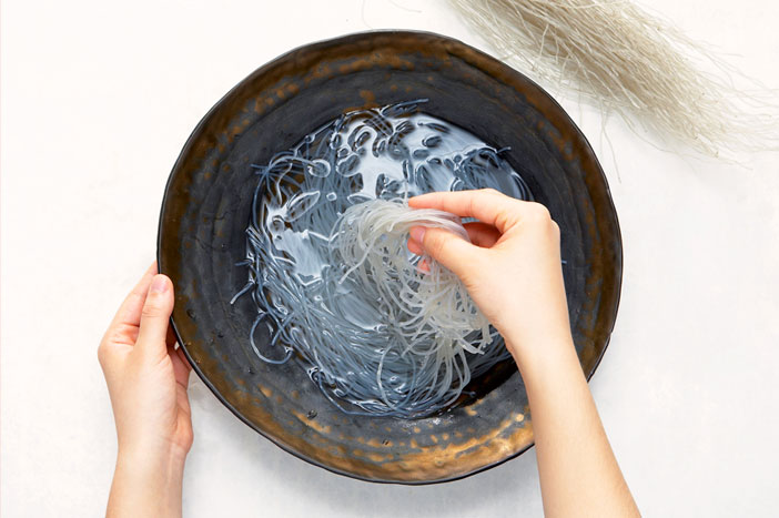 Préparation des nouilles japchae
