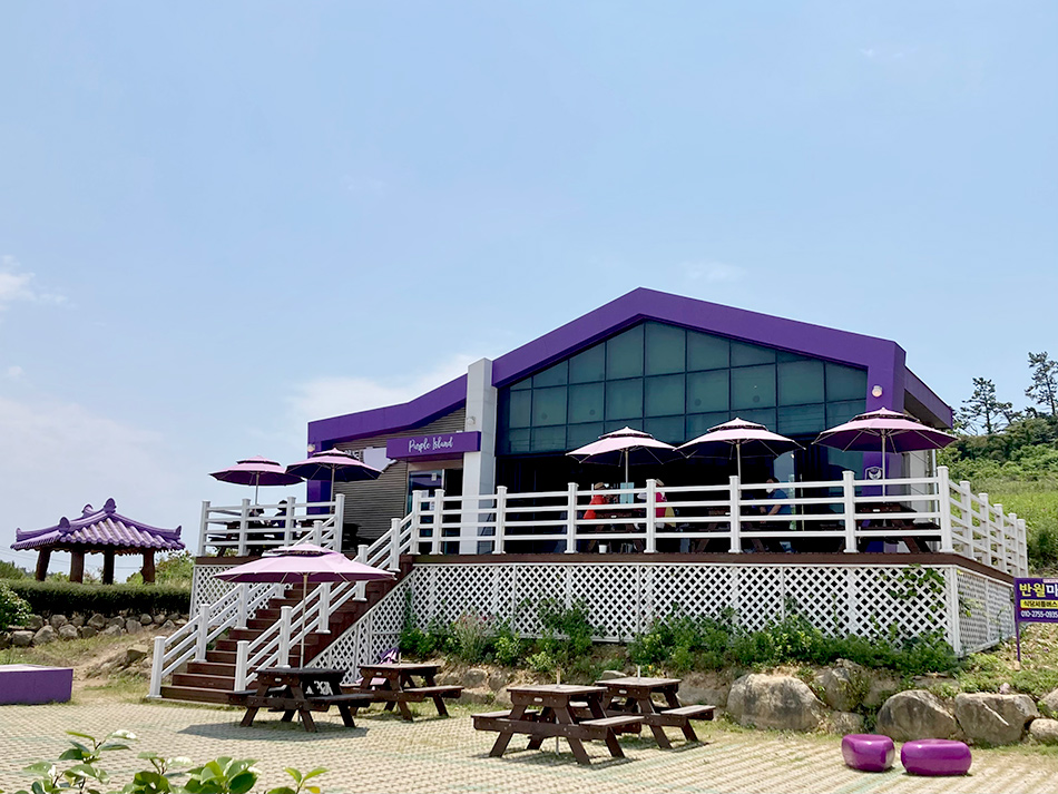 島民が運営する半月島のカフェ