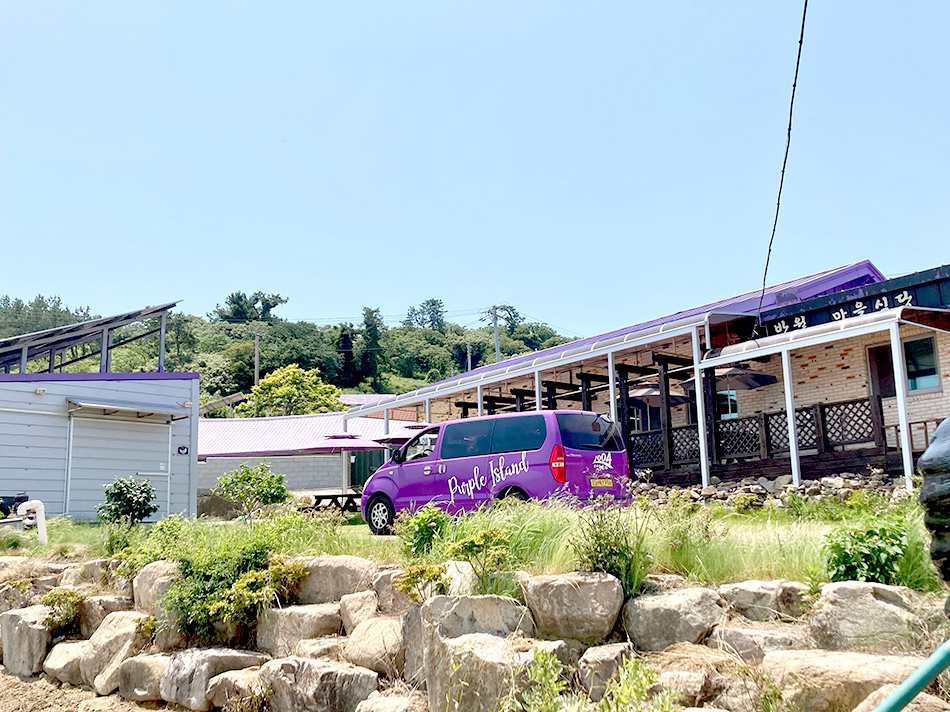 半月マウル食堂外観と送迎シャトルバス