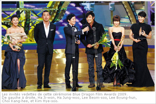 Les invités vedettes de cette cérémonie Blue Dragon Film Awards 2009. De gauche à droite, Ha Ji-won, Ha Jung-woo, Lee Beom-soo, Lee Byung-hun, Choi Kang-hee, et Kim Hye-soo.