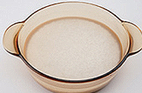 鍋に米と同じ量の水を入れる