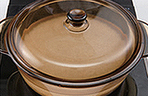 鍋に米と同じ量の水を入れる