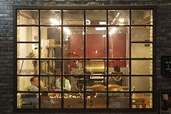 方背洞カフェ通りのヴィンテージな雰囲気のカフ