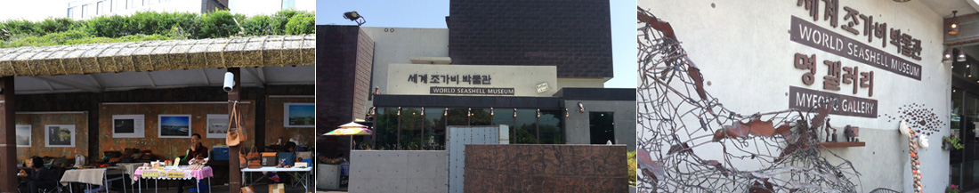 좌)벽에 그림이 걸려 있고 작은 매대에 상품을 진열한 이중섭문화거리 아트마켓 거리 풍경, 중)세계조가비박물관의 입구, 우)세계조가비박물관 명 갤러리 간판이 붙어 있는 벽