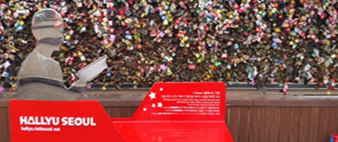 한류 관광코스로 선정된 N서울타워, 사랑의 자물쇠 앞