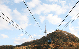 남산 N서울타워로 올라가고 있는 케이블카