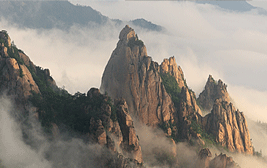 구름낀 웅장한 설악산의 모습