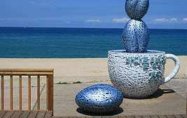 강릉 커피거리의 해변가에 세워진 원두와 커피잔 모형의 조형물