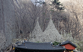 마이산의 두 봉우리를 닮은 돌탑들