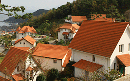 남해 독일마을의 빨간지붕의 하얀 건물들