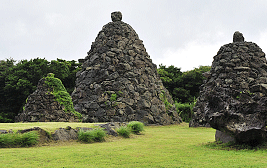 돌로 쌓아놓은 돌탑이 즐비한 돌문화공원