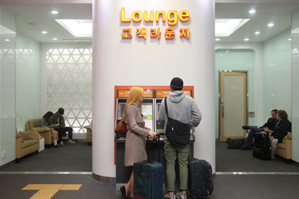 Автомат для покупки билетов и лаунж-зона для клиентов (Источник: AREX)