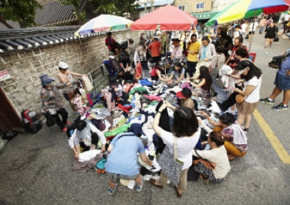 Mercadillos en Hwanghak-dong y Dongmyo(foto de la derecha, cortesía de Time Out Seoul).
