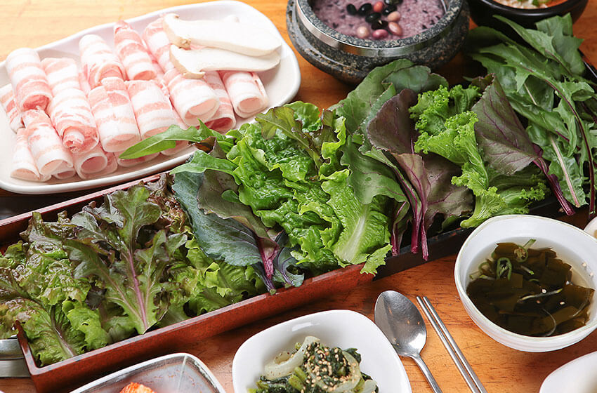 ”Hoe” (pescado o carne crudos), “Ssam” (envoltorios de hojas de vegetales), “Muk” (gelatina) – Las Cocinas Únicas de Corea