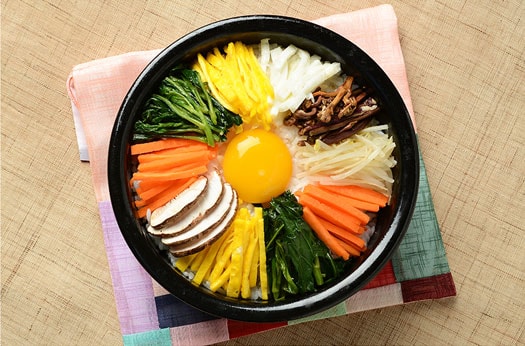 Bibimbap (mezcla de arroz con surtido de vegetales)