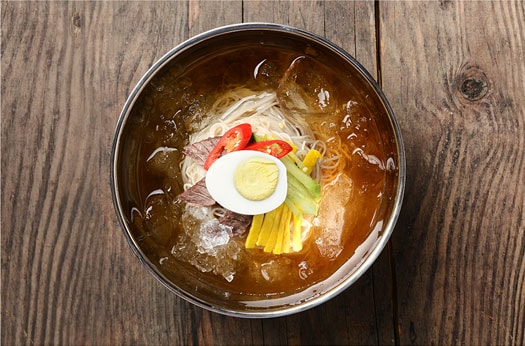 Naengmyeon (fideo de alforfón frío)