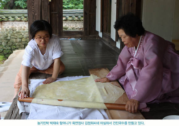 농가민박 박재숙 할머니가 옥연정사 김정희씨네 마실와서 건진국수를 만들고 있다.