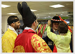 한복체험하는 외국인들