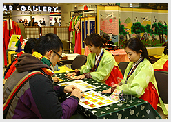 한복을 입고 종이접기 체험중인 참가자들