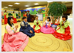 한복을 입고 동그랗게 둘러앉아 박수를 치는 참자가들