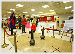 투호놀이 체험중인 사람들