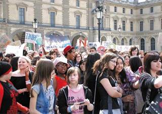 Fans demonstrate in front of the Louvre Museum in Paris on Sunday demanding an extra K-pop concert after tickets to a scheduled event sold out. /Yonhap