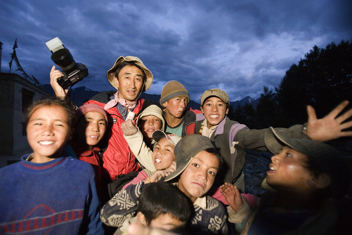 여러 명의 (외국)어린이들에 둘러싸여 있는 박종우