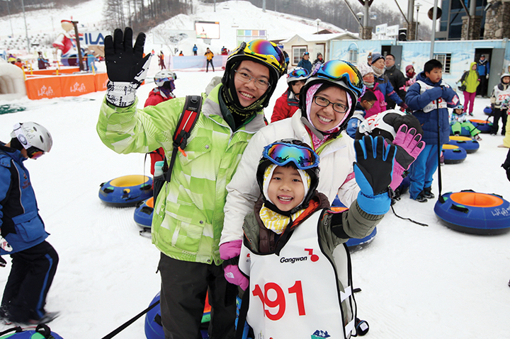 스키 코리아 페스티벌에 참가한 외국인 관광객(아빠, 엄마, 아들)의 모습