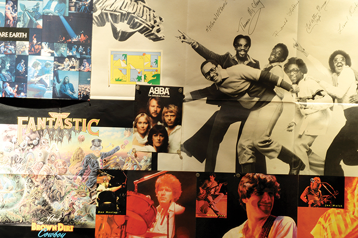 벽면을 가득 채운 팝송 가수나 음반표지 포스터(ABBA, Brown Dirt 등)