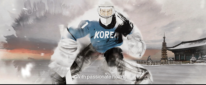 2018 평창 동계올림픽 해외광고 론칭 스틸컷(아이스하키 복장을 한 남자, 가슴에 KOREA가 적혀 있고 화면 하단에 문구-With passionate hearts가 있다)