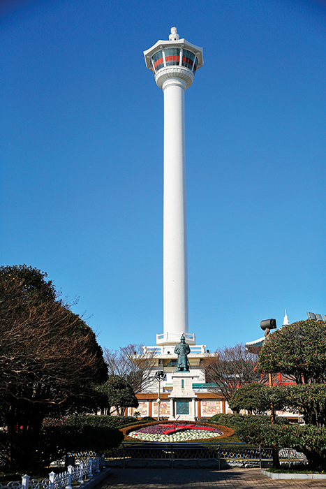 용두산공원 입구 이순신장군 동상과 부산타워