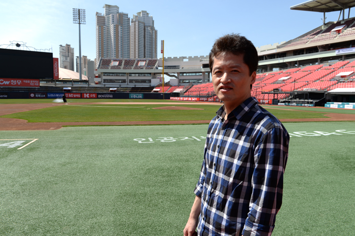 빈 야구장에 서있는 야구전문작가 김은식