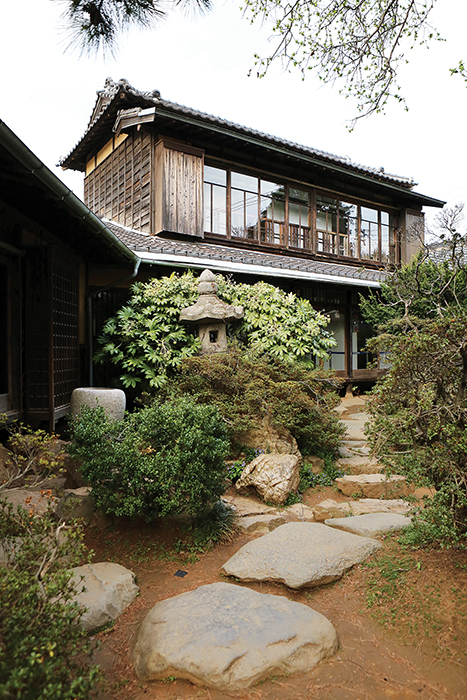 신흥동 일본식 가옥 외관과 마당 풍경