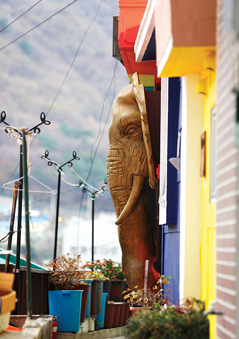 부산 감천문화마을 코끼리 얼굴 조형물이 있는 가게 앞