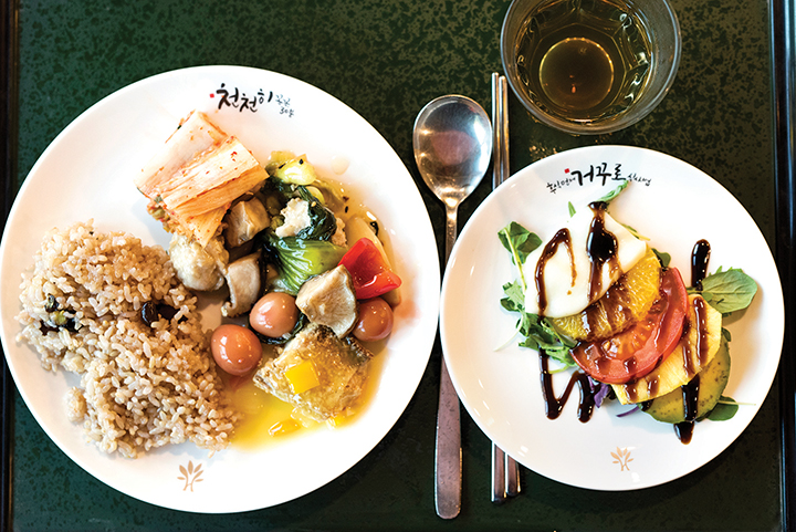 비채식당에서 제공되는 건강한 음식(잡곡밥, 김치, 메추리알조림, 채소볶음, 샐러드등)