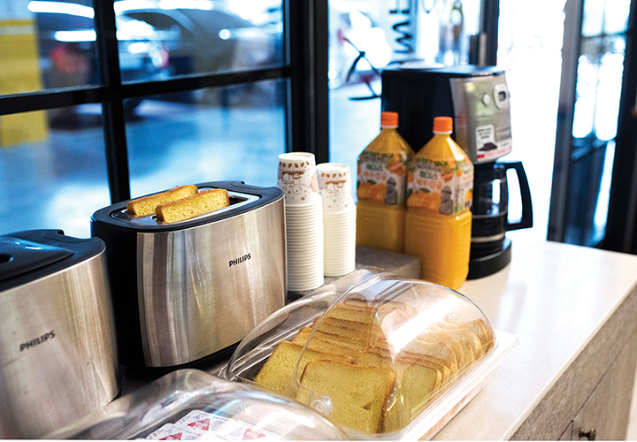 루소 호텔 셀프바, 간단한 음료와 식빵이 준비되어 있다