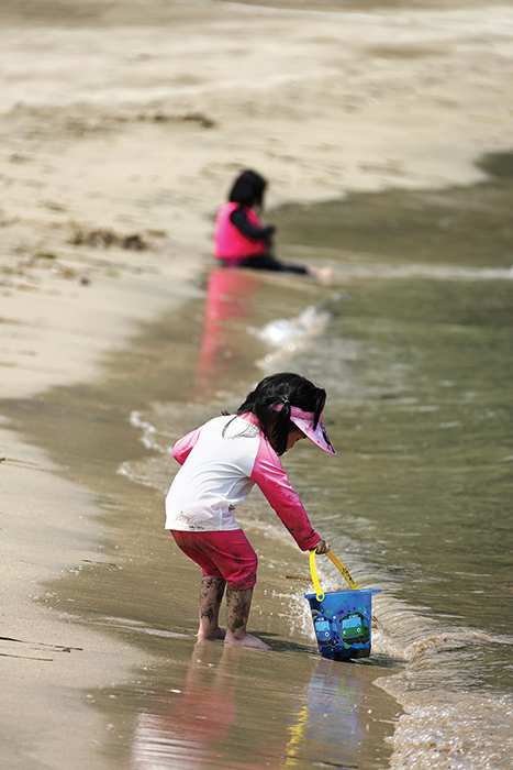모사금해수욕장 얕은 물에서 물놀이하는 어린이