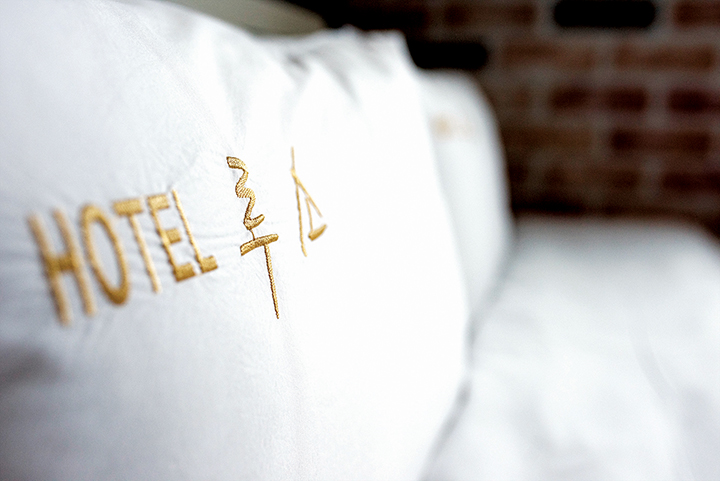 침대위의 베개(베개커버에는 HOTEL 루소 라고 수 놓아져 있다)