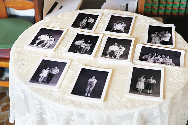 사진관 테이블 위에 놓여 있는 흑백사진 여러 장
