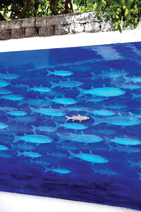 파란색 바탕에 하늘색 물고기 그림이 벽을 가득 채운 벽화